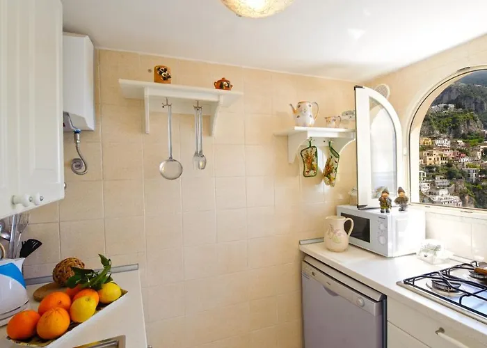 Casa Leonilde 4, Emma Ποζιτάνο